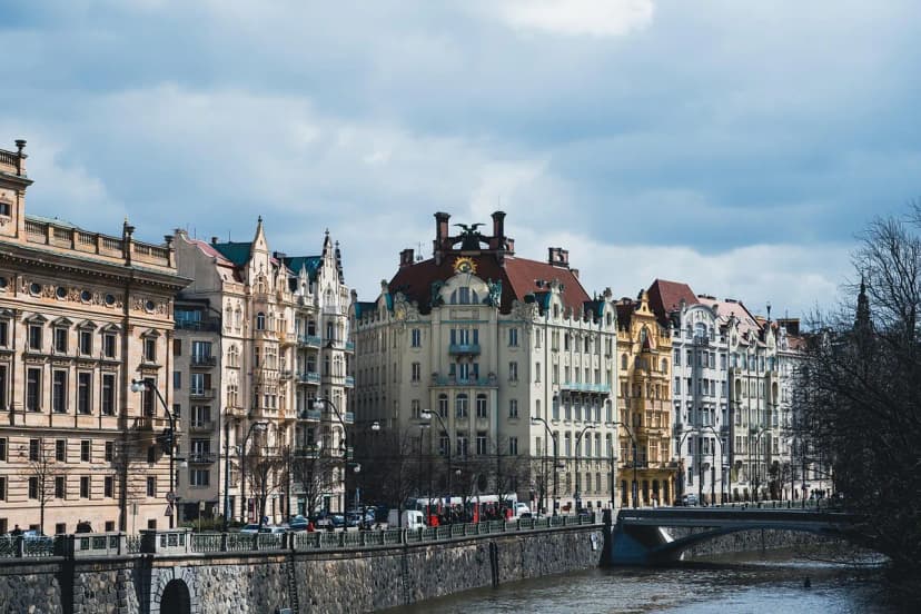 buildings, river, bridge, flow, nature, city, architecture, europe, capital city, tourism, cityscape, moldova, water, cloudy, prague
